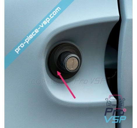 Hubcap door opening button