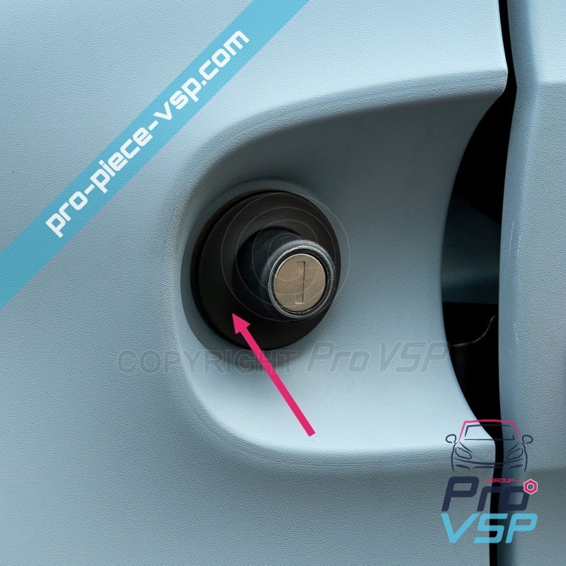 Hubcap door opening button