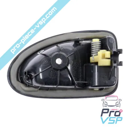 Mânerul din stânga al ușii interioare