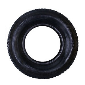 Pneu usado ao melhor preço para o carro sem uma permissão